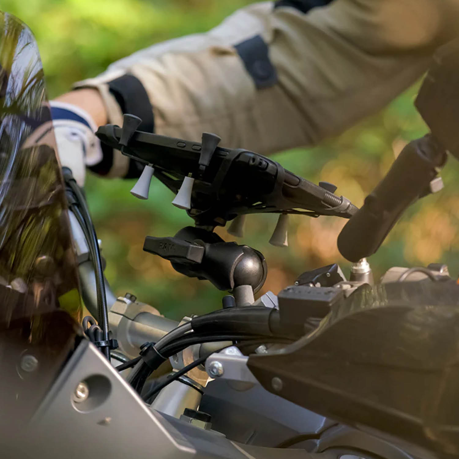 RAM Mounts X-Grip Halteklammer für Tablets (7-8 Zoll) - C-Kugel (1,5 Zoll)