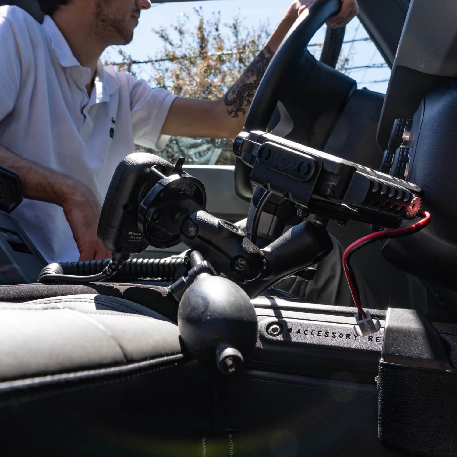 RAM Mounts Fahrzeug Tough-Wedge Set für Funkgeräte inkl. Mikrofon - Zwischenraumpolster (mit Pumpe), B-Kugel (1 Zoll), mittlerer & kurzer Verbindungsarm, 2-Loch AMPS