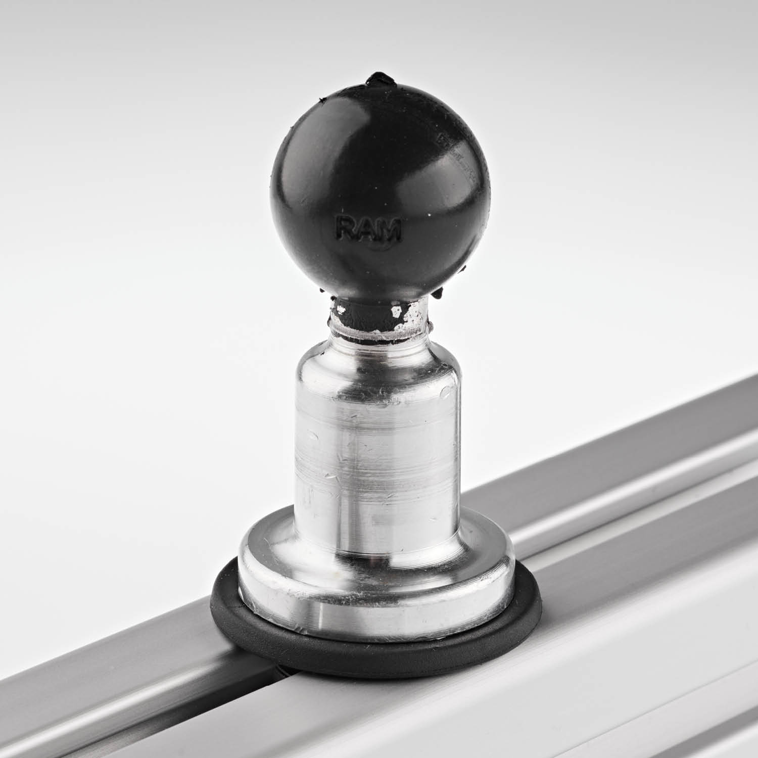 RAM Mounts Aluminium-Kugeladapter mit Edelstahl T-Bolzen und Gummi-Reibungsscheibe – B-Kugel (1 Zoll) – Kompatibel für Tough-Track & weitere Industrie-Profile