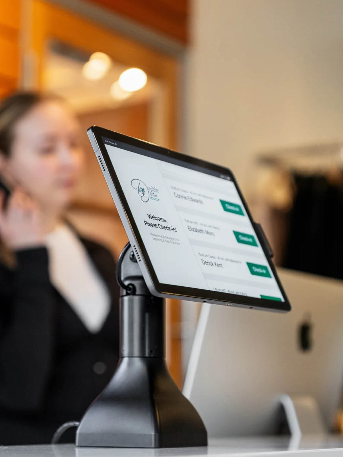 RAM Mounts GDS Uni-Conn Stand-Dockingstation (7 Zoll) mit Lösevorrichtung - Dreh-& Schwenkbar - USB-C-Anschluss - Rückseitige Pogo-Pads