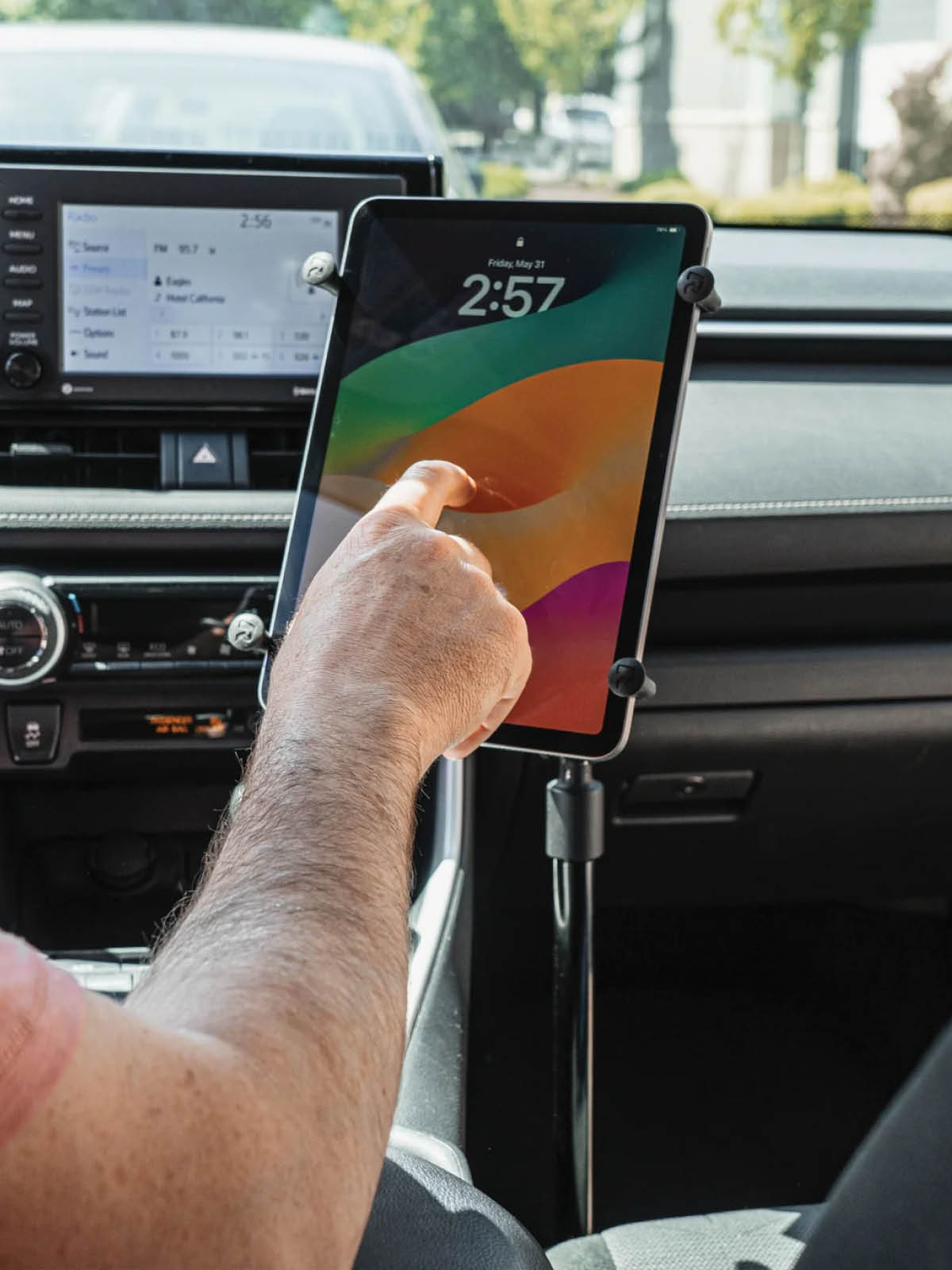 RAM Mounts Pod HD Universal Fahrzeughalterung für 7-8 Zoll Tablets - C-Kugel (1,5 Zoll), Ratchet-System, X-Grip Halteschale
