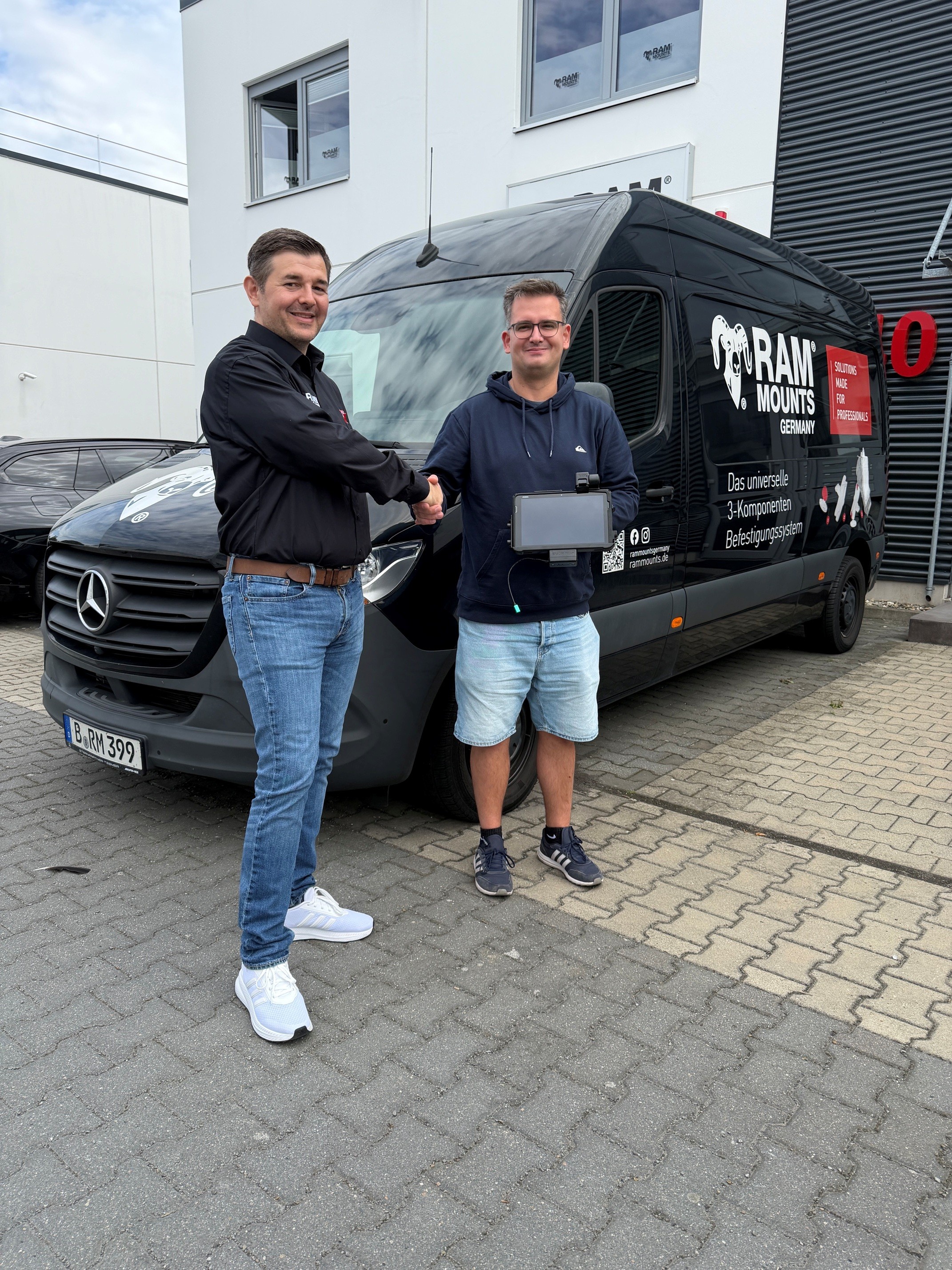 Übergabe des Zebra Tablet Pakets an Vincent W. für den Förderverein der Freiwilligen Feuerwehr Adlershof