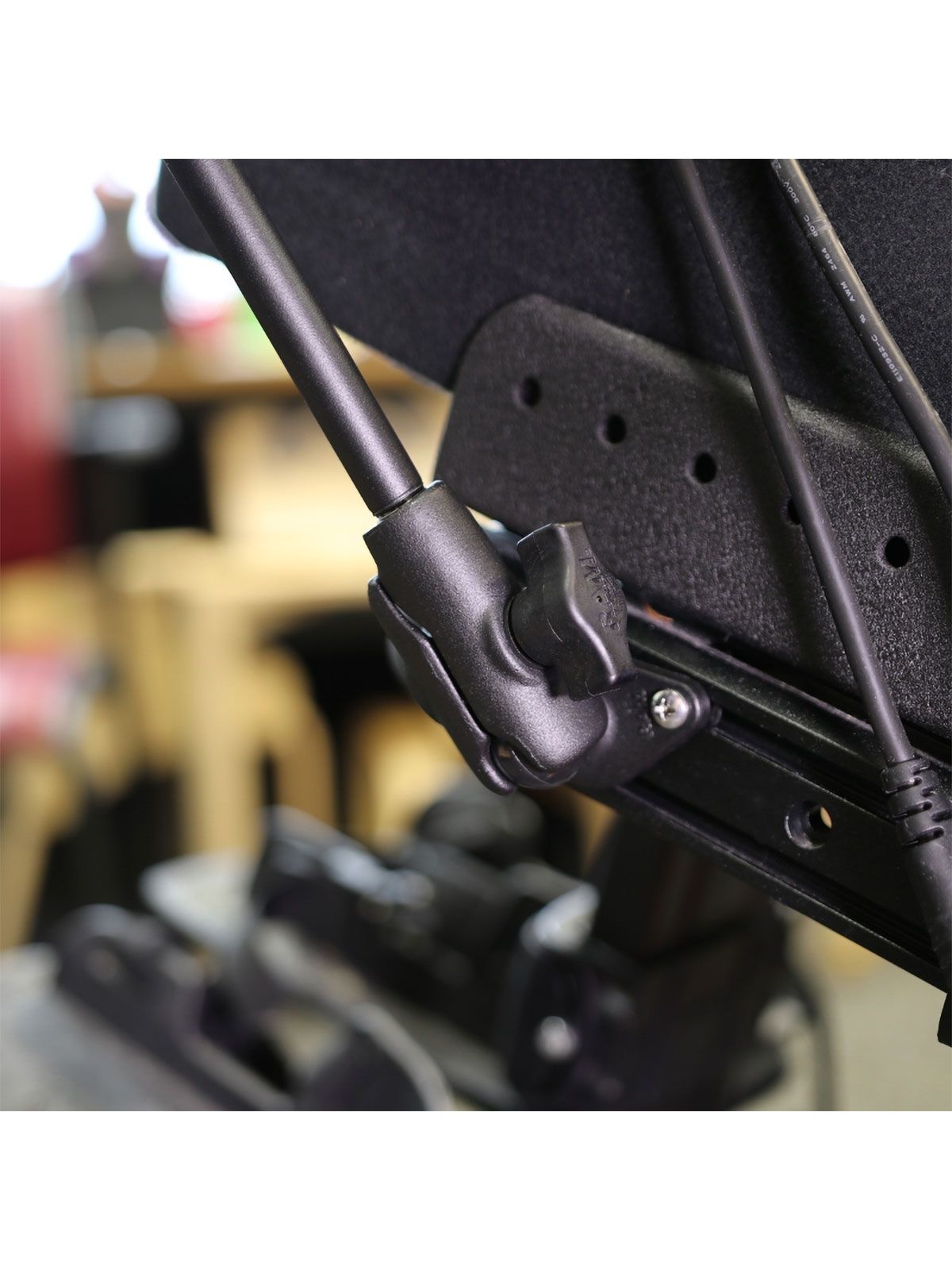 RAM Mounts X-Grip Smartphone-Halterung für Rollstühle (Sitzschienen) - Bis 82,55 mm Breite - Mittlerer Verbindungsarm - RAM Pipe Verlängerung (ca. 400 mm Länge) - Trapez-Adapter Basiskugel - B-Kugel (1 Zoll)