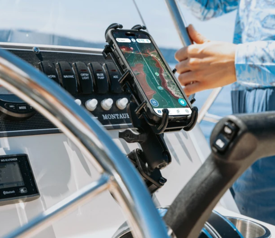 RAM Mounts Smartphone Halterung auf einem Boot