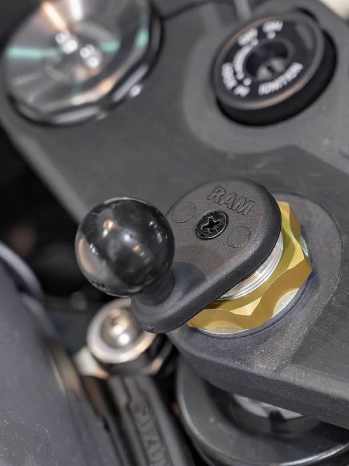 RAM Mounts X-Grip Motorrad-Halterung für Smartphones bis 114,3 mm Breite mit Vibe-Safe Adapter - B-Kugel (1 Zoll), Lenkerkopf-Basis (12-18 mm), kurzer Verbindungsarm