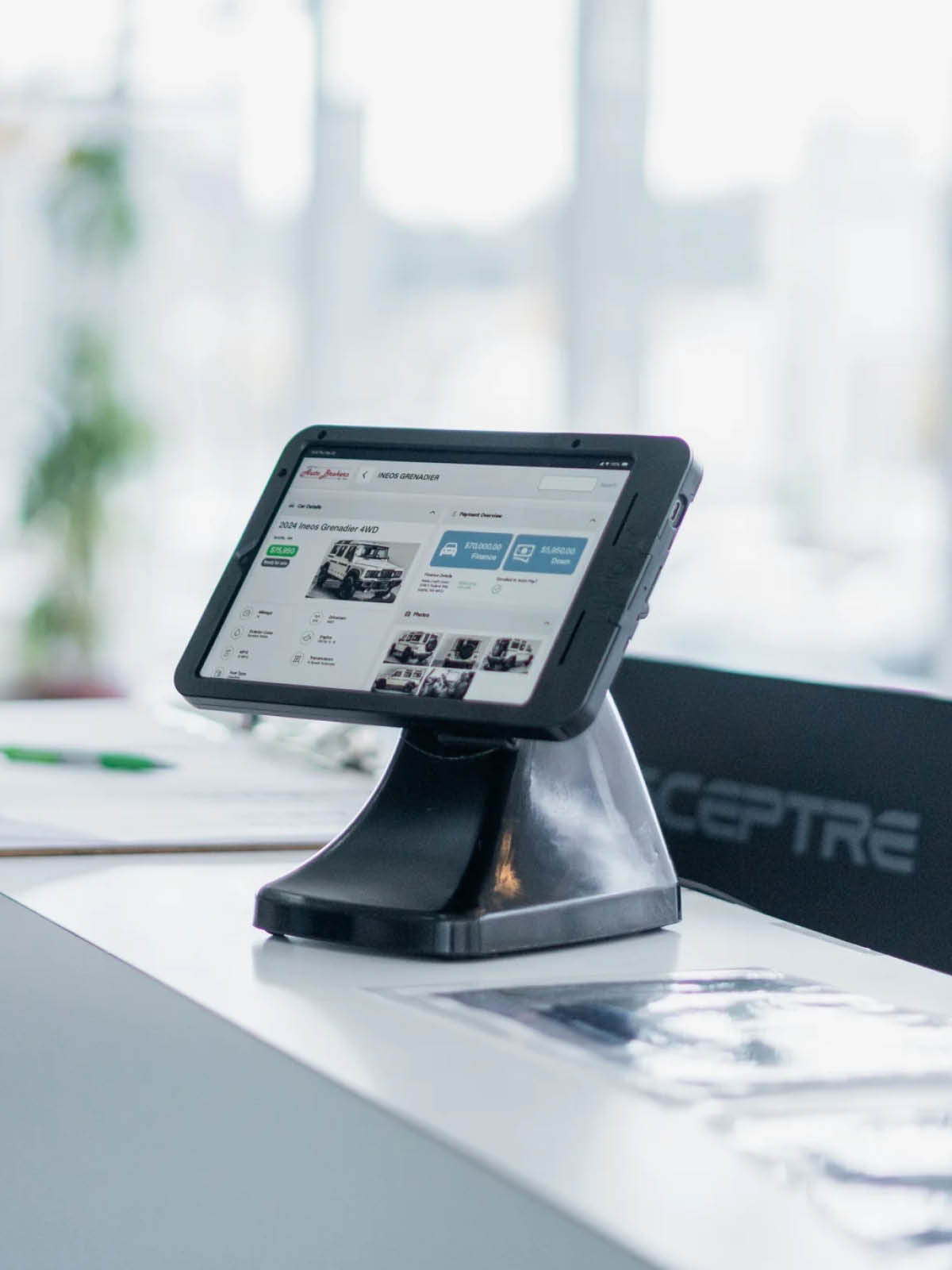 RAM Mounts GDS Uni-Conn Snap-In Stand-Dockingstation - Rückseitige Pogo-Pins, Lösemechanismus, USB-C-Anschluss