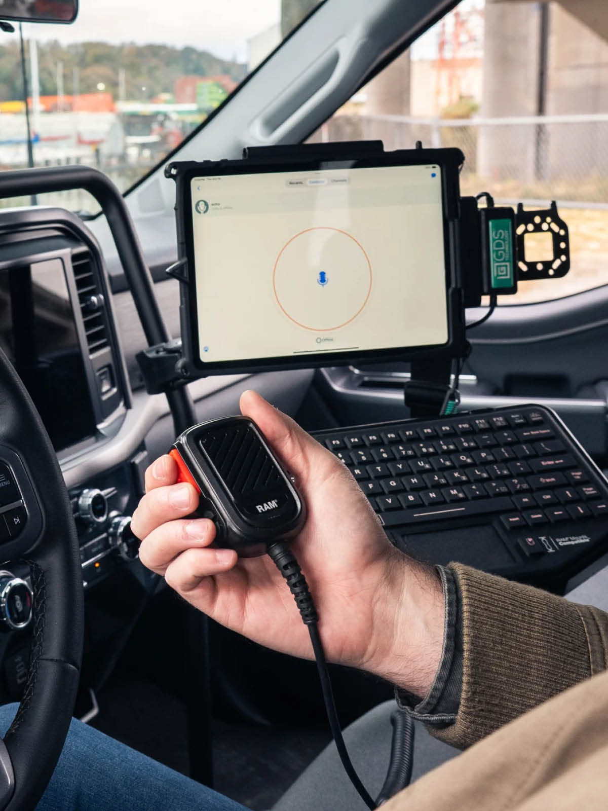 RAM Mounts Handmikrofon mit Lautsprecher für Zello-Systeme - gewendeltes Kabel mit USB-C Stecker