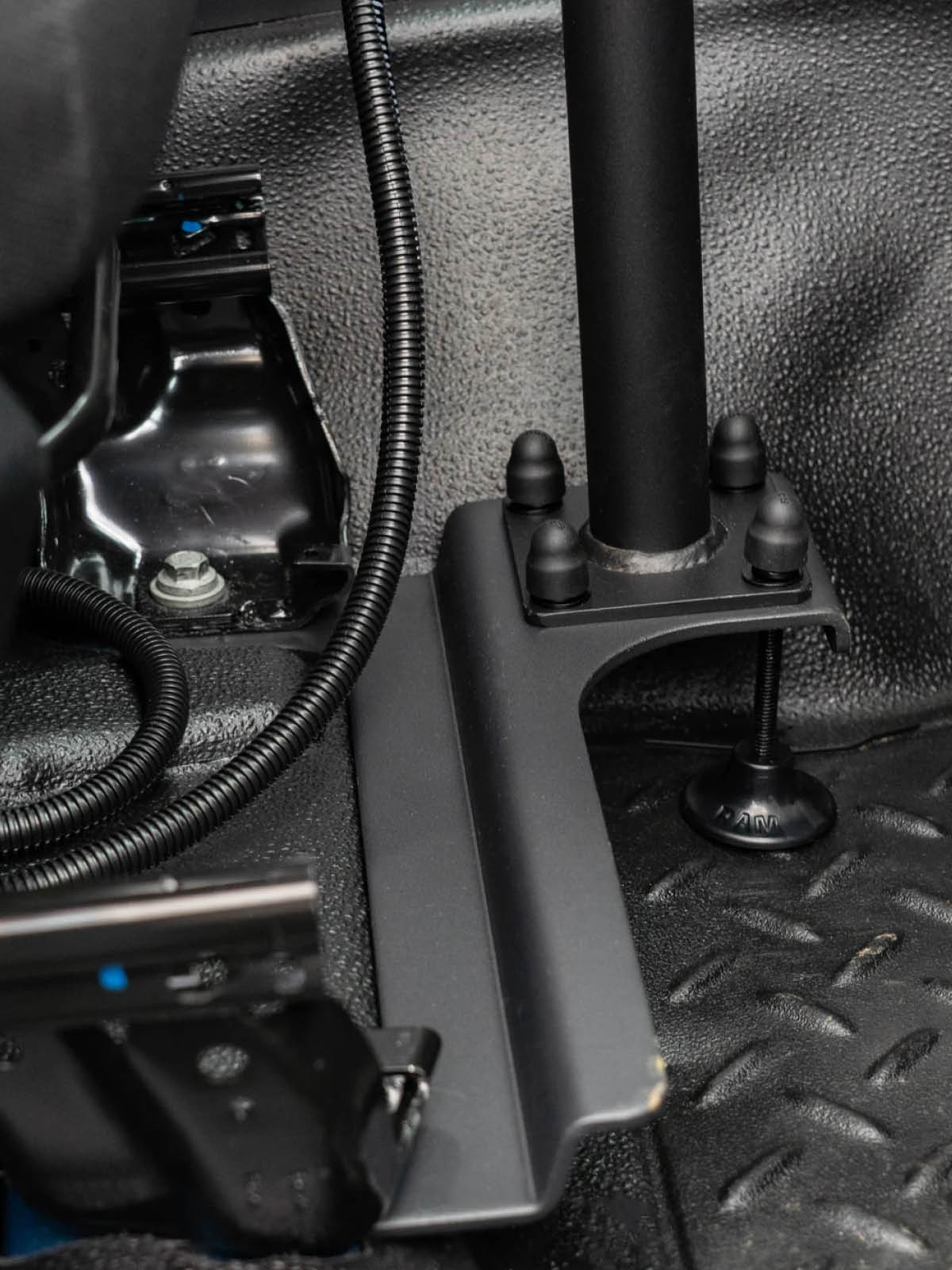 RAM Mounts Fahrzeug-Laptophalterung für Ford Police Interceptor Utility (2020-2026) mit Schwenkarm - C-Kugel (1,5 Zoll), Tough-Tray III Halteschale