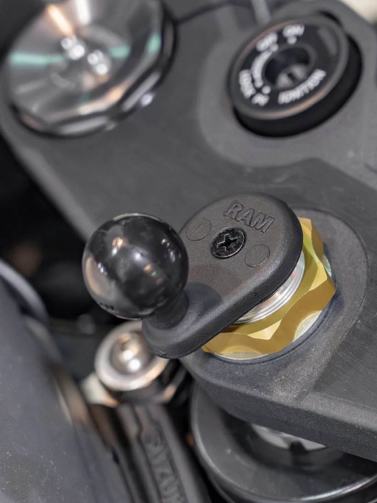 RAM Mounts X-Grip Motorrad-Halterung für Smartphones bis 114,3 mm Breite mit Rotation - B-Kugel (1 Zoll), Lenkerkopf-Basis (12-18 mm), kurzer Verbindungsarm