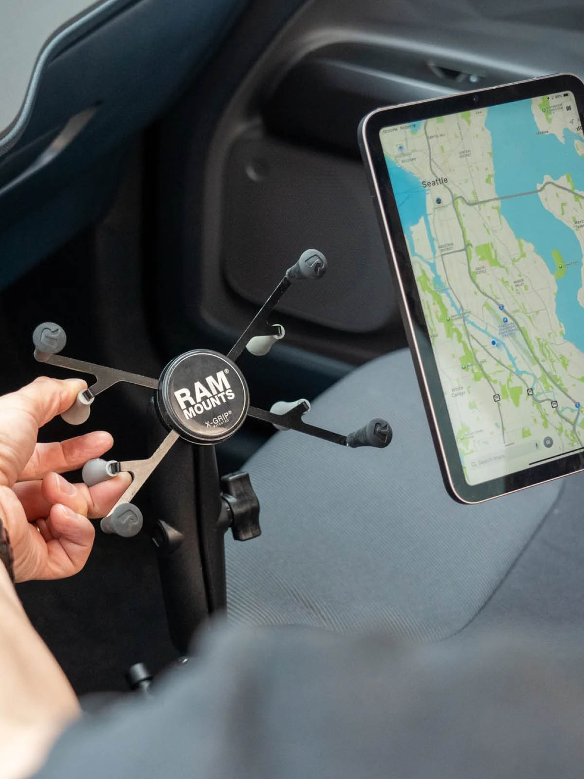 RAM Mounts Tough-Wedge Set für 7-8 Zoll Tablets - Zwischenraumpolster (mit Pumpe), B-Kugel (1 Zoll), X-Grip Halteklammer, langer Verbindungsarm