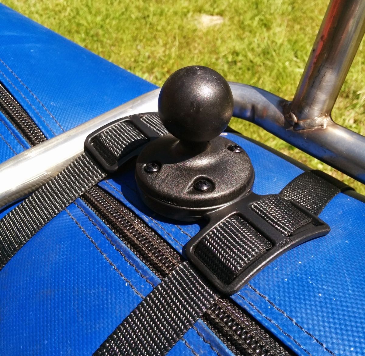 RAM Mounts Schlauchboot-Gurtbefestigung mit runder Basisplatte - Verbundstoff, C-Kugel (1,5 Zoll), im Polybeutel